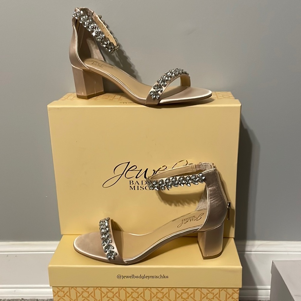 NWB JEWEL BADGLEY MISCHKA SANDALS IN CHAMPAGNE